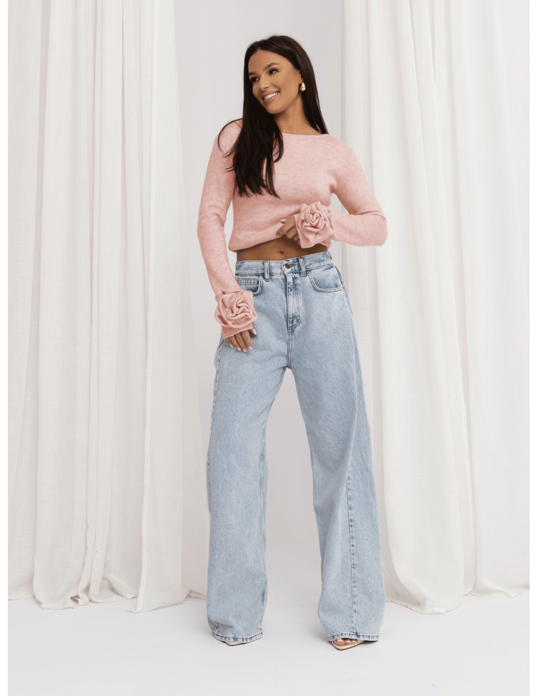 Dzianinowa bluzka z różą na rękawie DELFINA - pudrowy róż