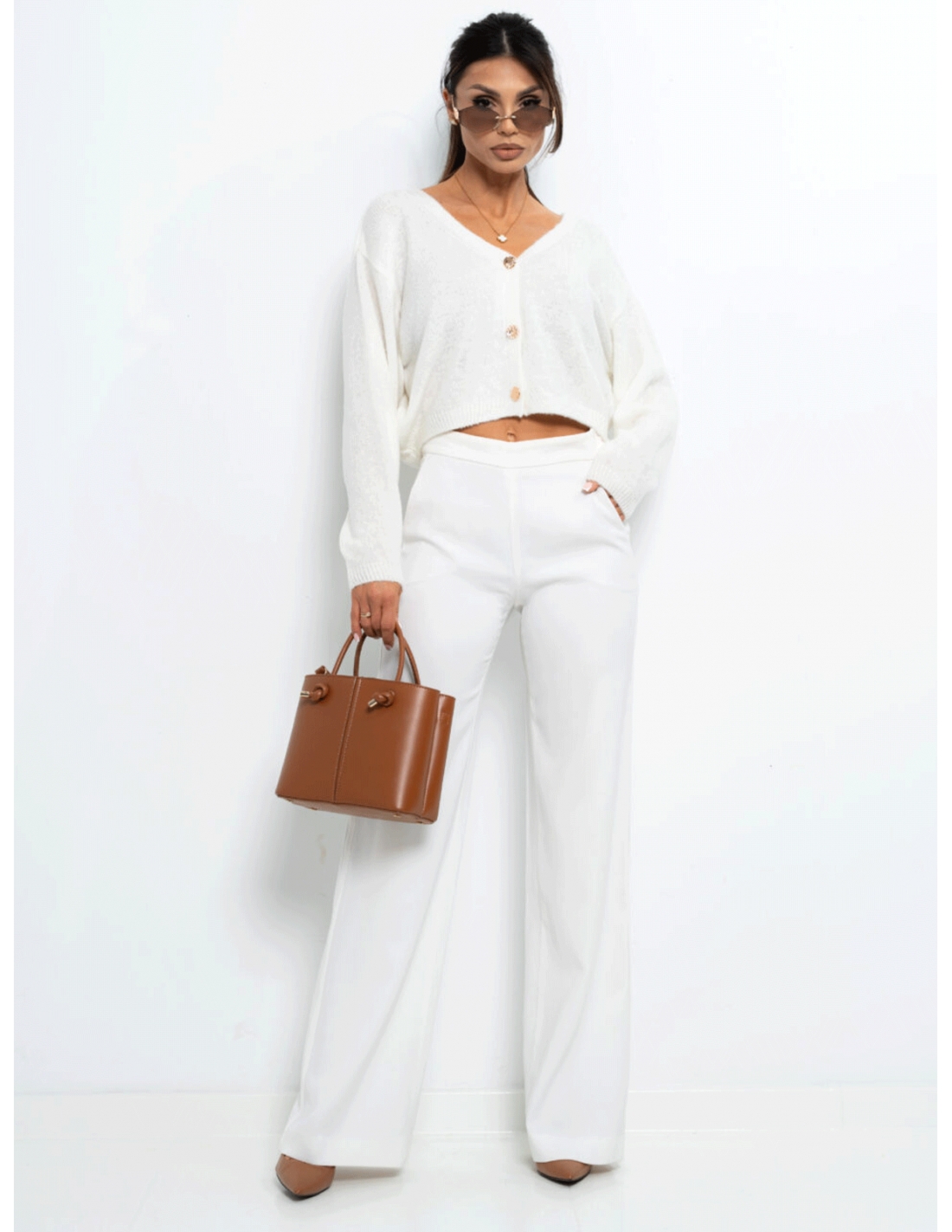 Krótki sweter kardigan zapinany na guziki ELURE - biały