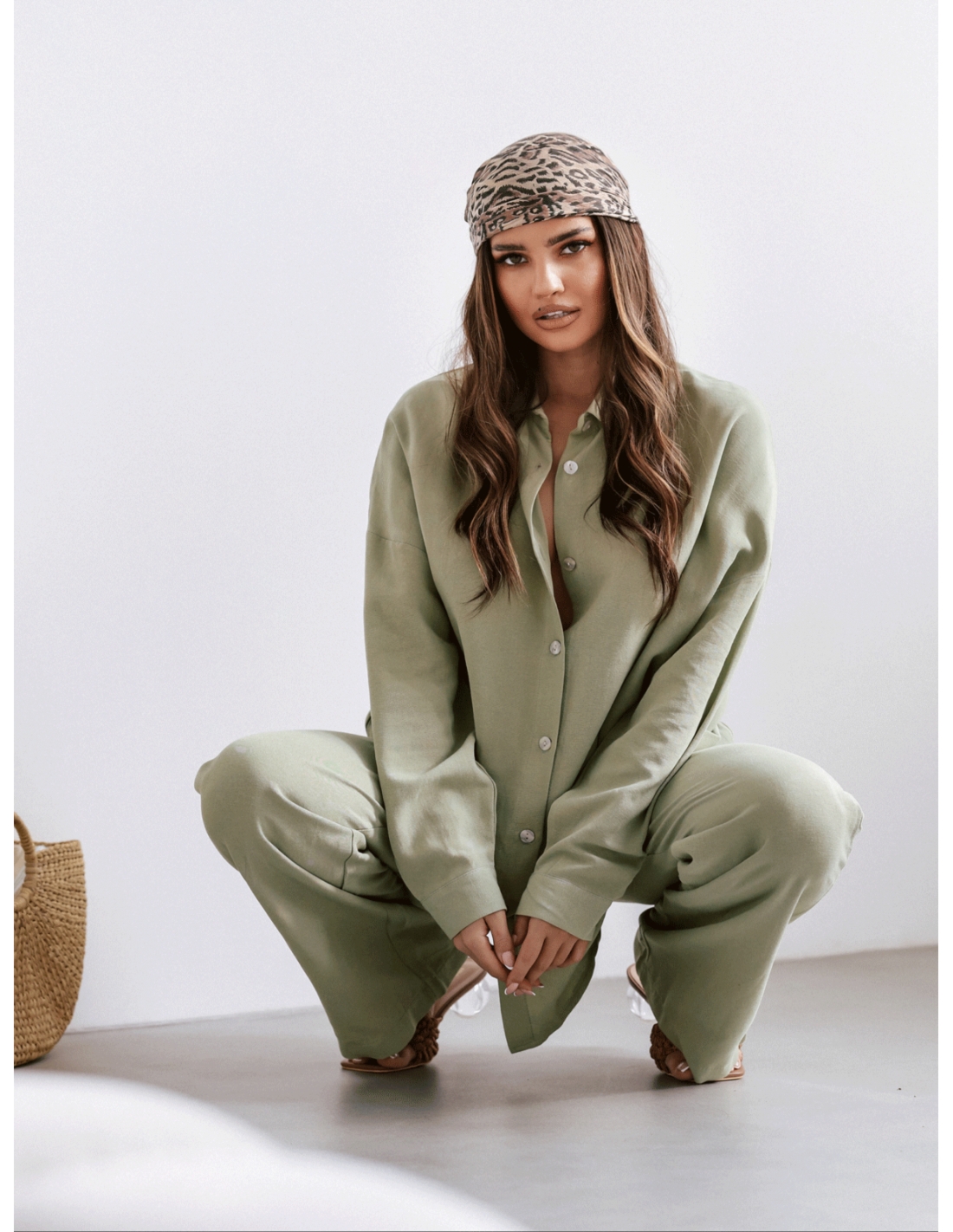 Bawełniany komplet koszula i szerokie spodnie SURI - khaki