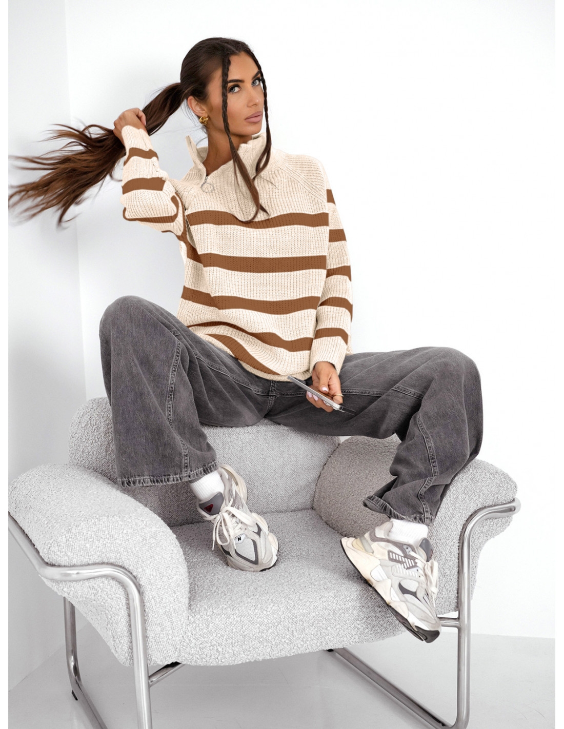 Sweter w paski z zamkiem przy ramieniu DIARA - beżowy