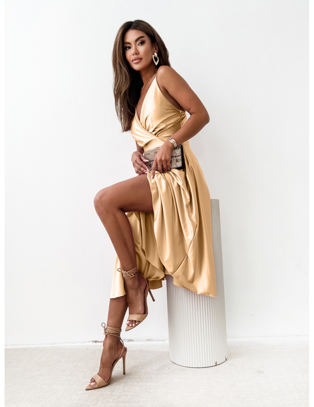 WP rozkloszowana sukienka na ramiączkach - złota