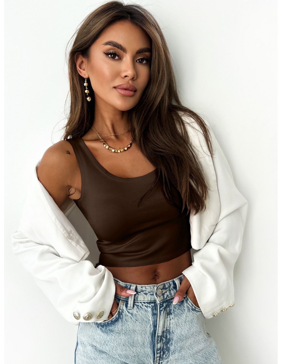 Klasyczny crop top na szerokich ramiączkach LILU - czekoladowy