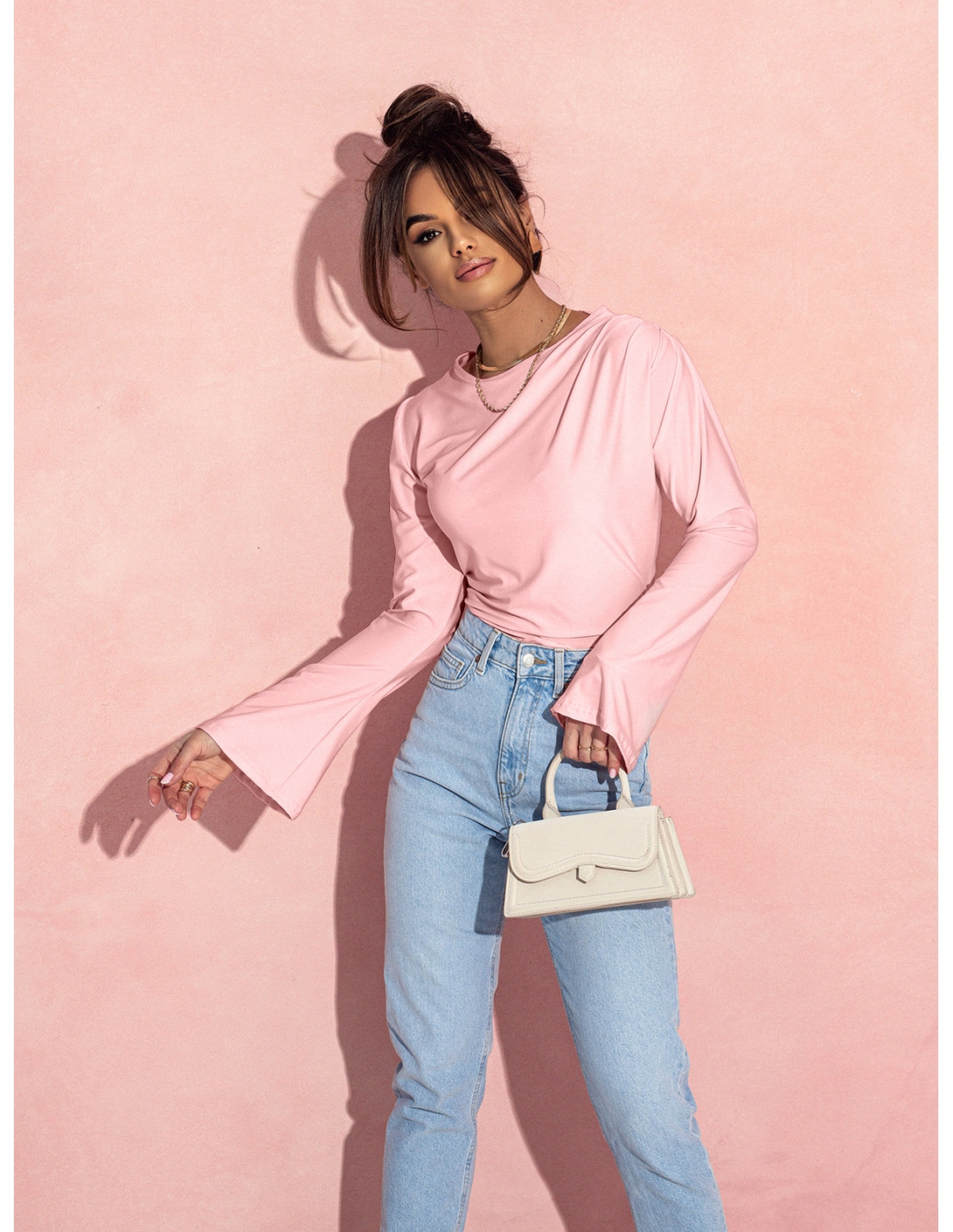 Dopasowana bluzka z szerokim rękawem MEI - pudrowy róż