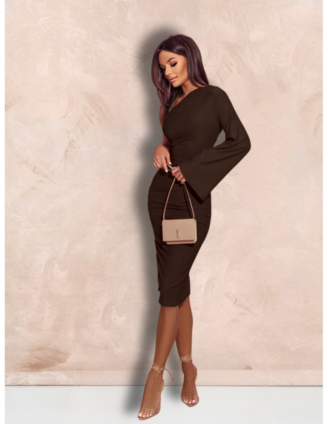 Dopasowana sukienka na jedno ramię EZALI - czekoladowa