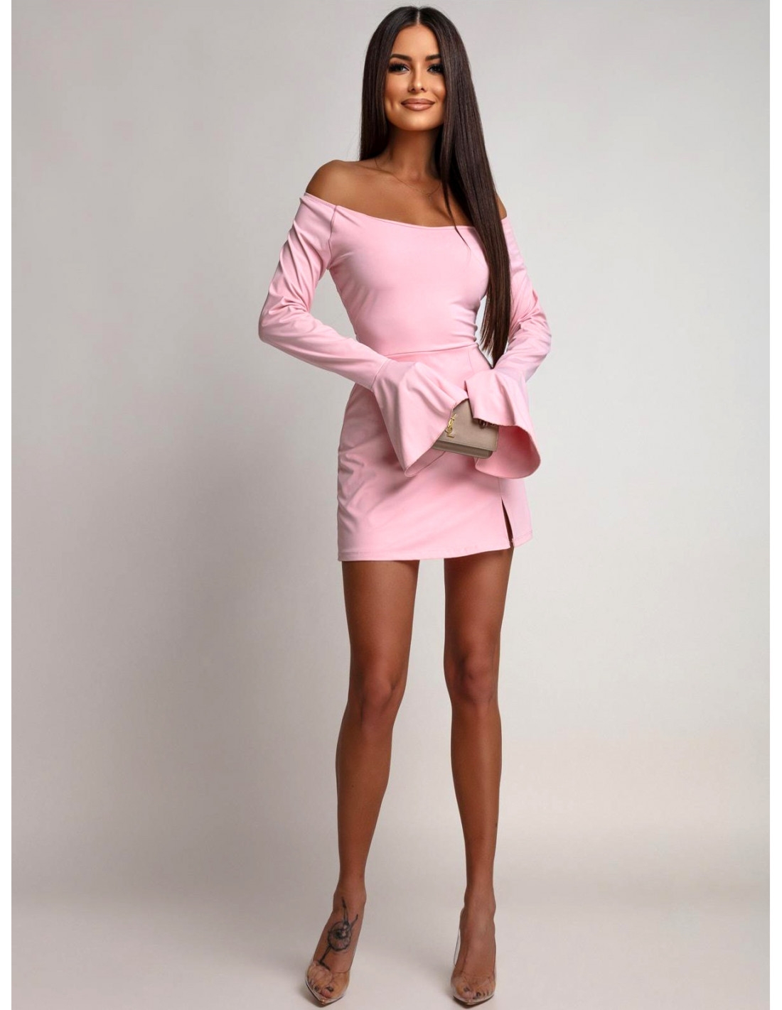 Krótki kombinezon z odkrytymi ramionami OLDA - pudrowy róż