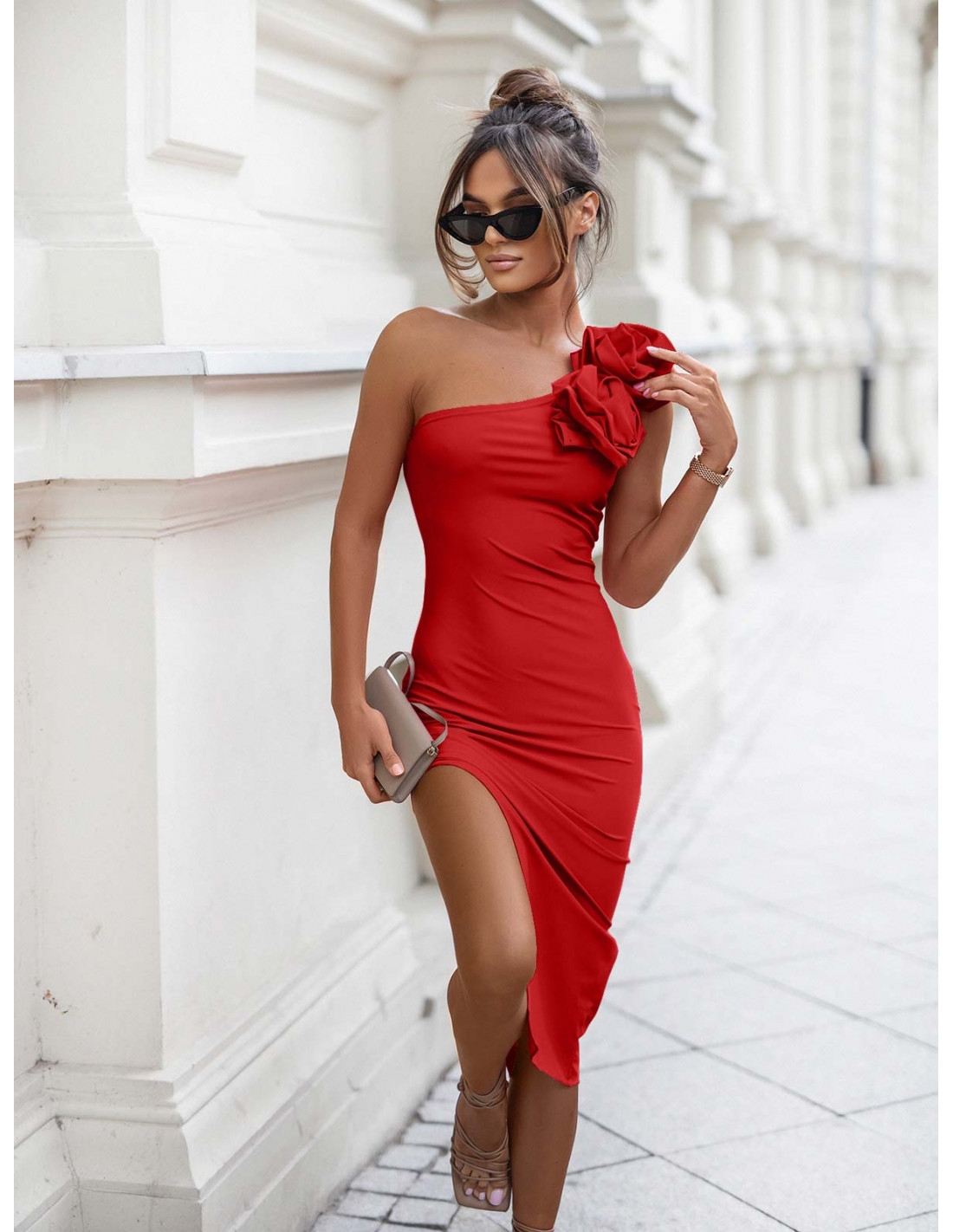 Sukienka midi na jedno ramię z różami JESS - czerwona