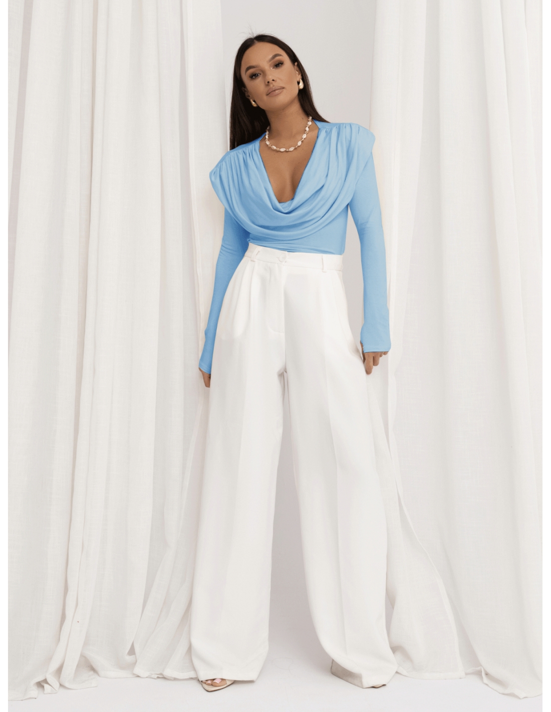 Wiskozowa bluzka z dekoltem woda OLYMPE - błękitna