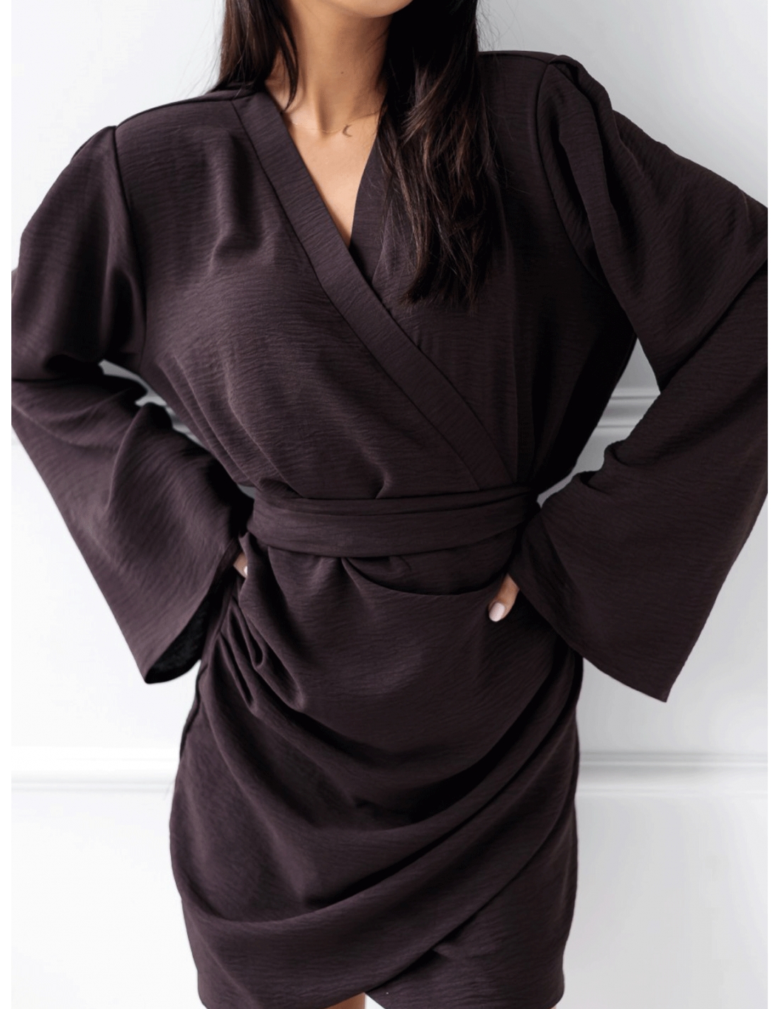 Przekładana sukienka z wiązaniem NAELI - czekoladowa