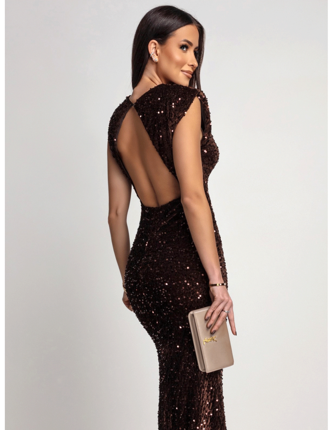 Cekinowa sukienka z odkrytymi plecami FULDA - czekoladowa