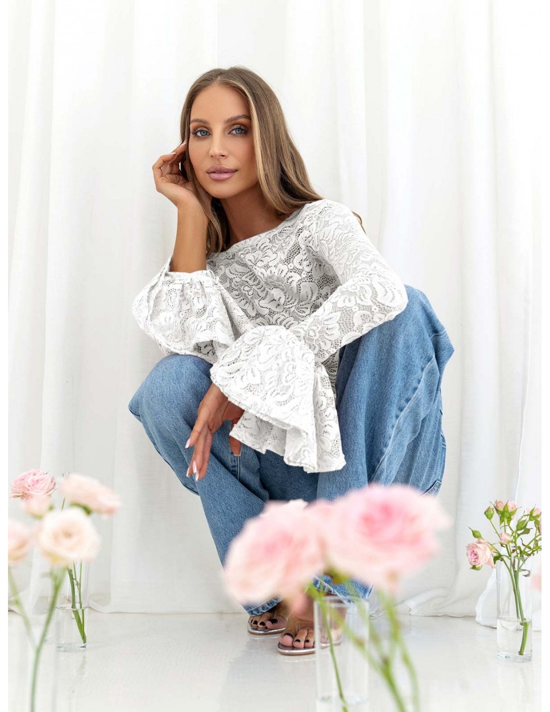 Koronkowa bluzka z falbanami na rękawach ITANJA - biała