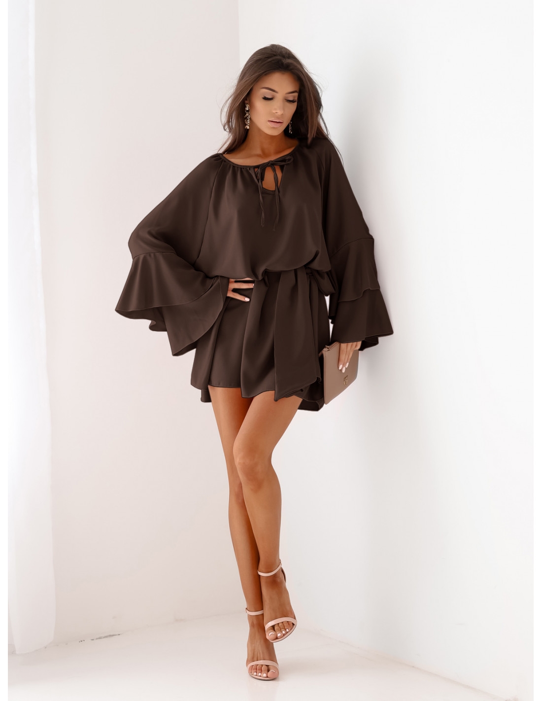 Sukienka oversize z falbanami na rękawach ZUMA - czekoladowa