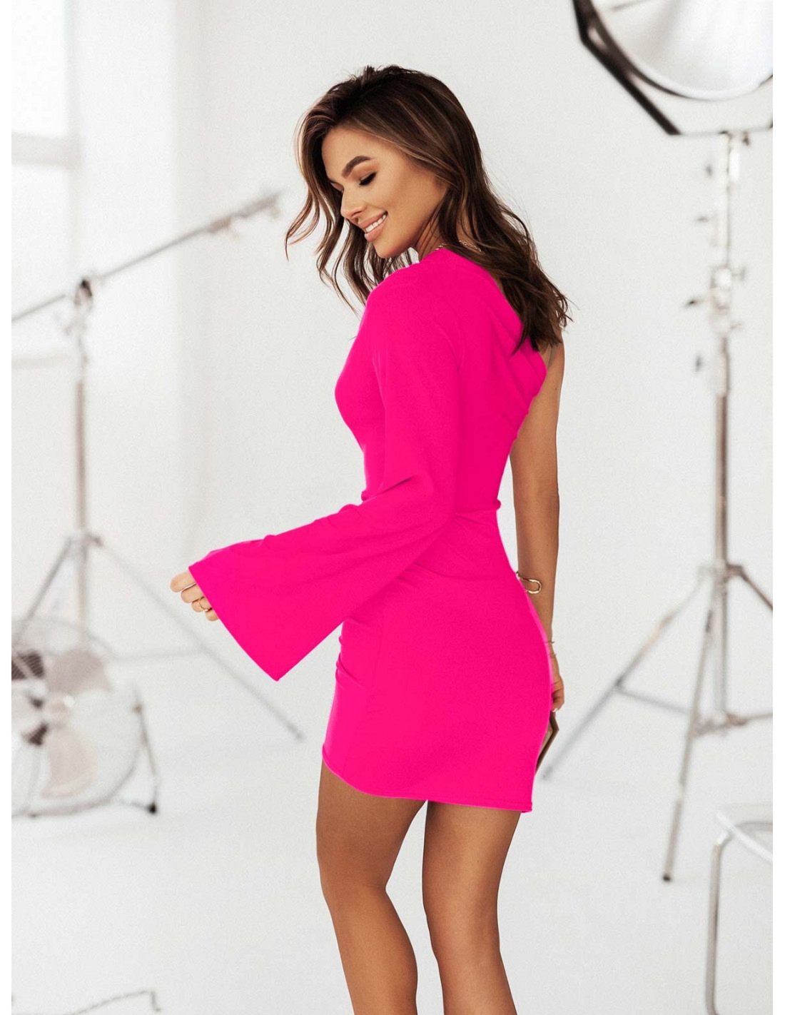 Elegancka sukienka na jedno ramię - AMALIBA - fuksja