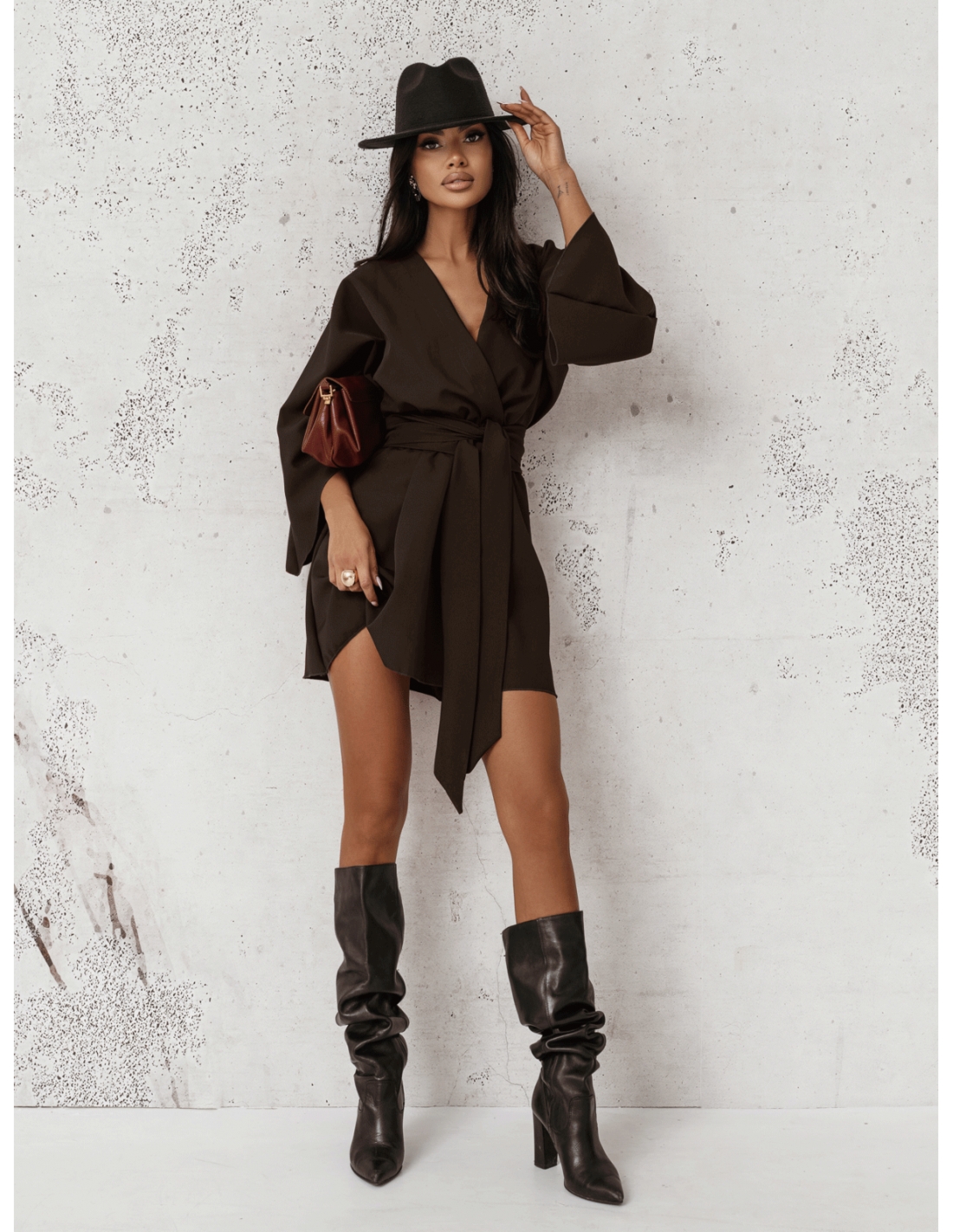 Sukienka mini z przekładanym dekoltem ALIA - czekoladowa