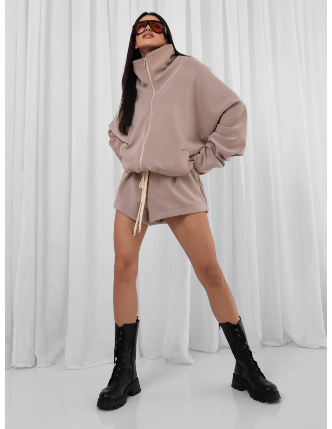 Stylowy komplet bluza ze spodenkami SHINJU - mocca