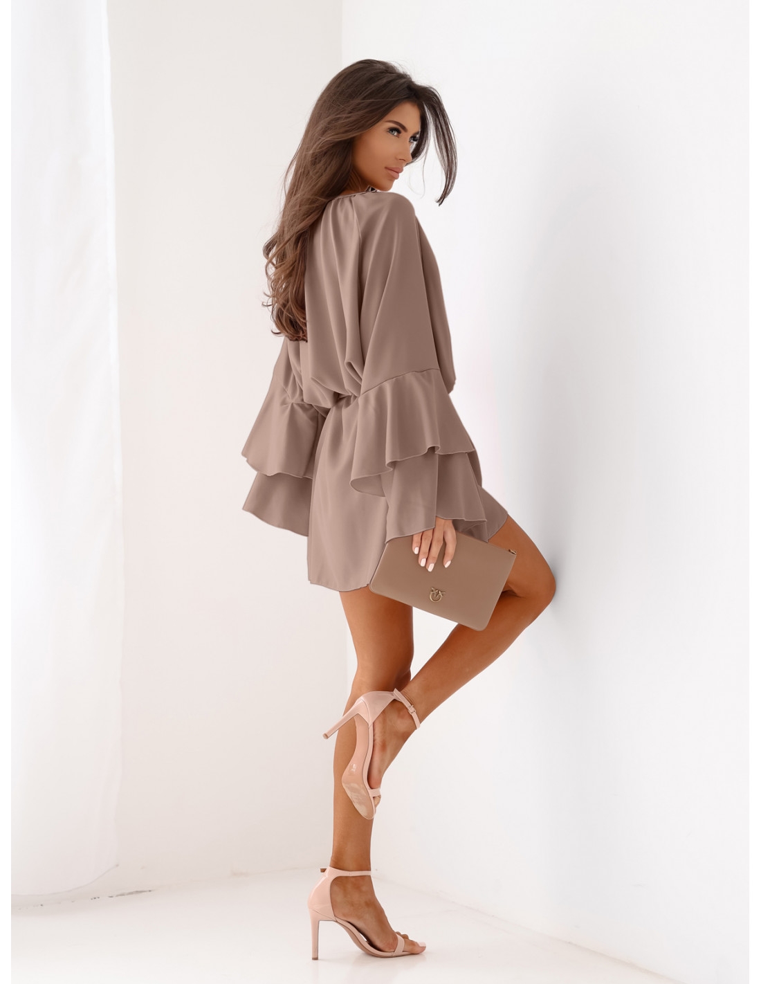 Sukienka oversize z falbanami na rękawach ZUMA - mocha mousse