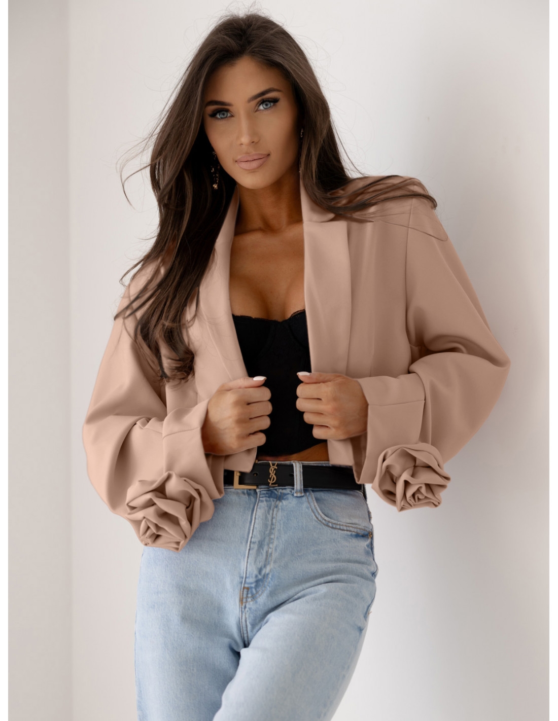 Krótka marynarka oversize z różą na rękawie MALLA - mocha mousse