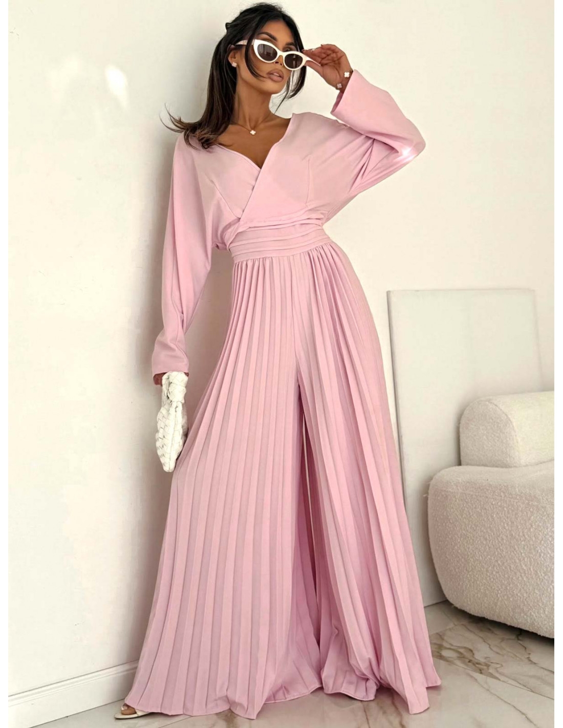 Elegancki kombinezon z plisowanymi nogawkami ADRA - pudrowy róż