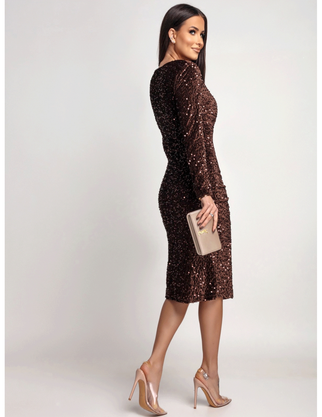 Cekinowa sukienka midi z marszczeniem ZEVA - czekoladowa