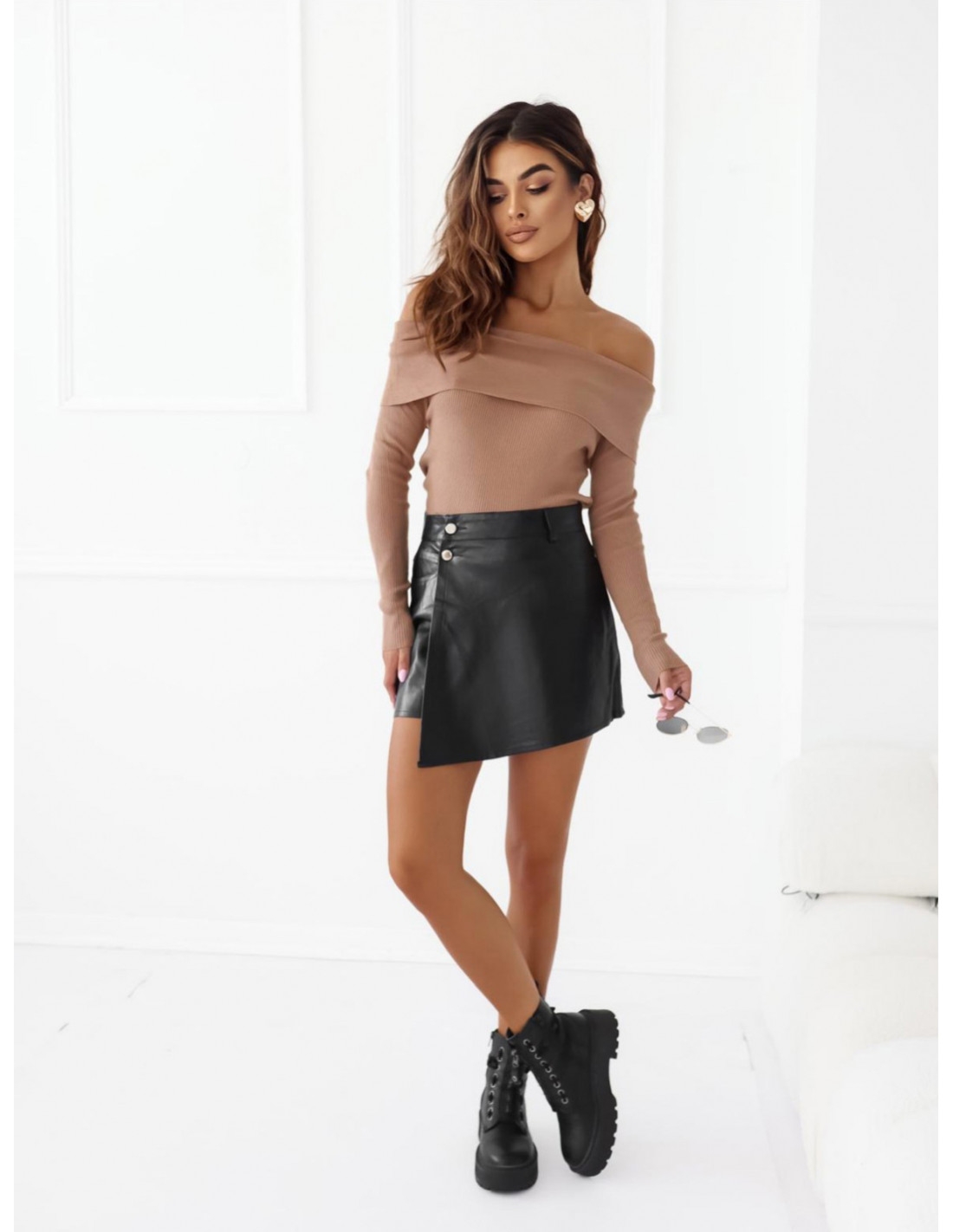 Wiskozowa bluzka hiszpanka z prążka NIKRA - mocha mousse