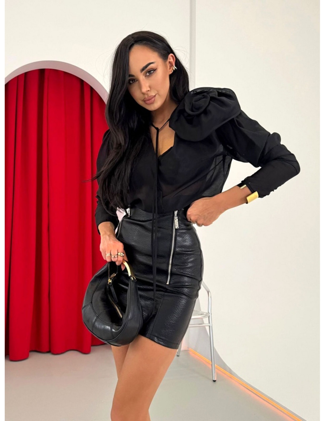 Wiskozowa bluzka koszulowa z kwiatem MAISA - czarna