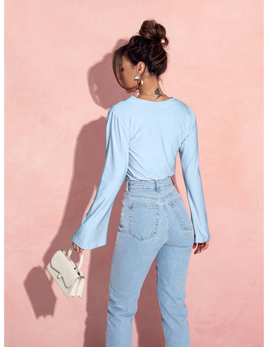 Dopasowana bluzka z szerokim rękawem MEI - błękitna