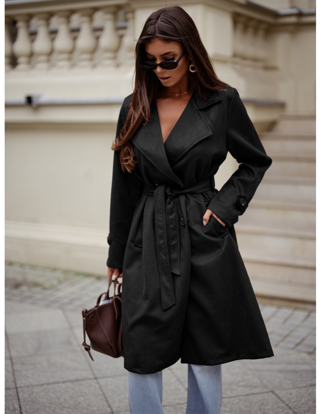 Stylowy zamszowy płaszcz z paskiem CYNDI - czarny
