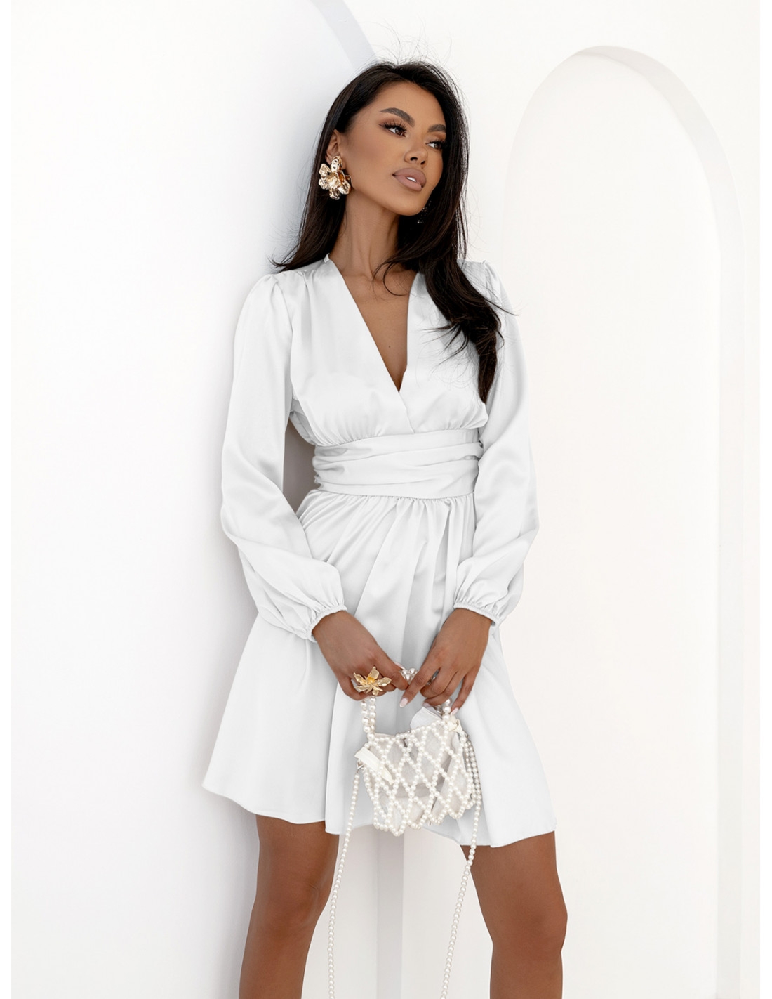 Rozkloszowana satynowa sukienka mini ALDANA - biała