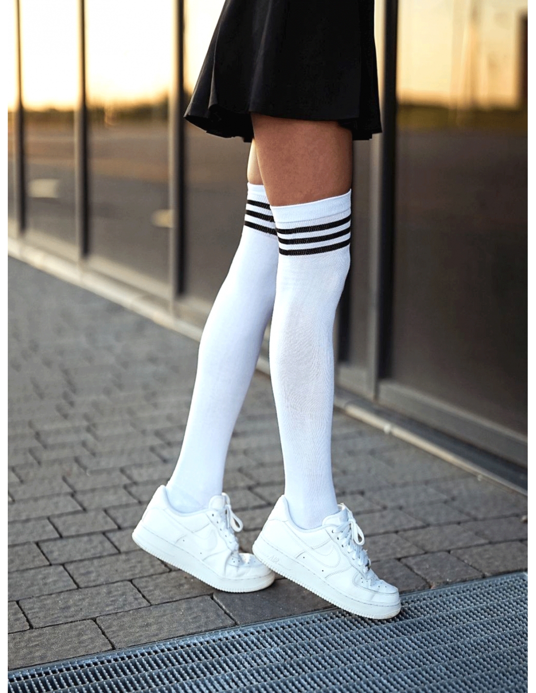 Zakolanówki bawełniane ze ściągaczem w paski - białe