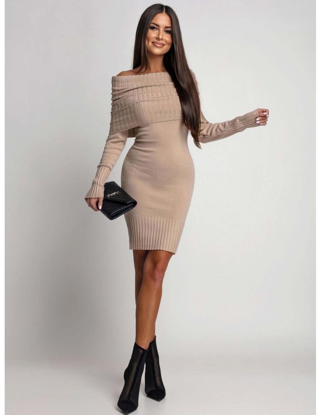 Dzianinowa sukienka z odkrytymi ramionami SOLI - beżowa