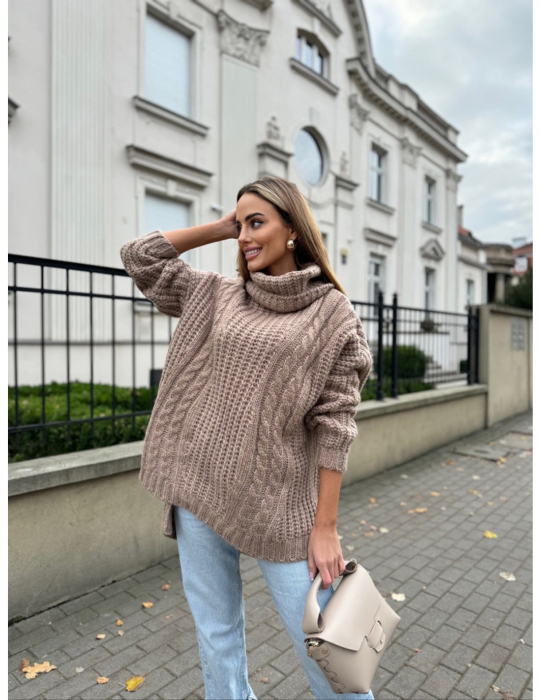 Sweter golf oversize z domieszką wełny DORO - cappuccino