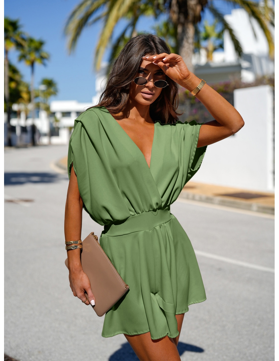 Krótki kombinezon z przekładanym dekoltem OLLI - szałwiowy