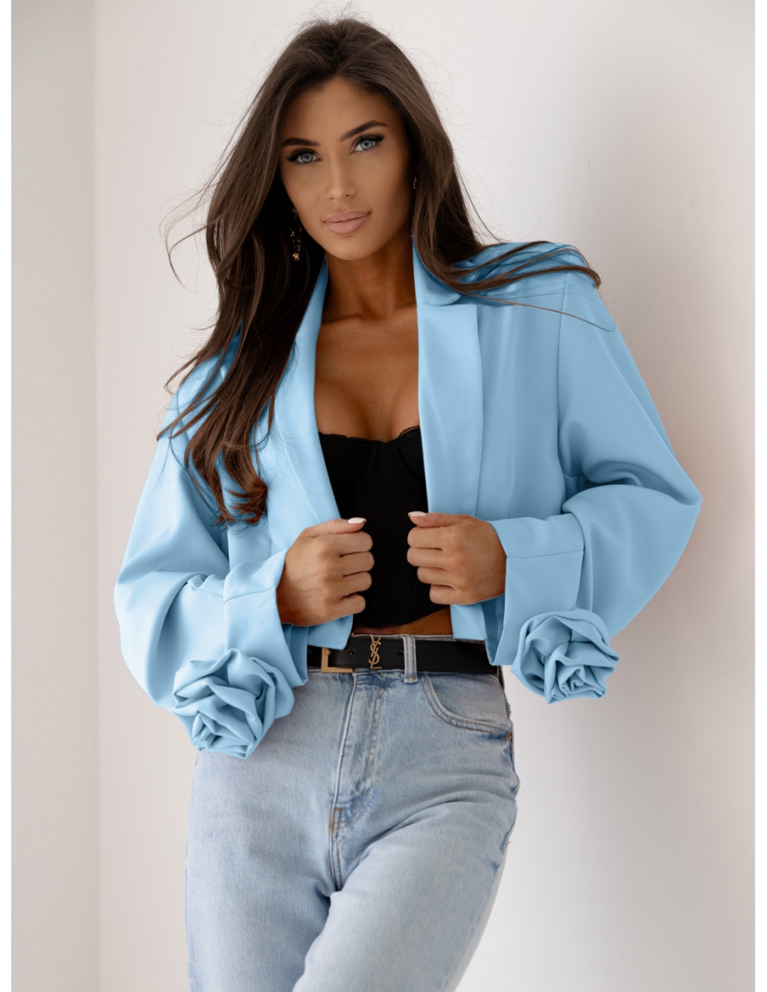 Krótka marynarka oversize z różą na rękawie MALLA - błękitna