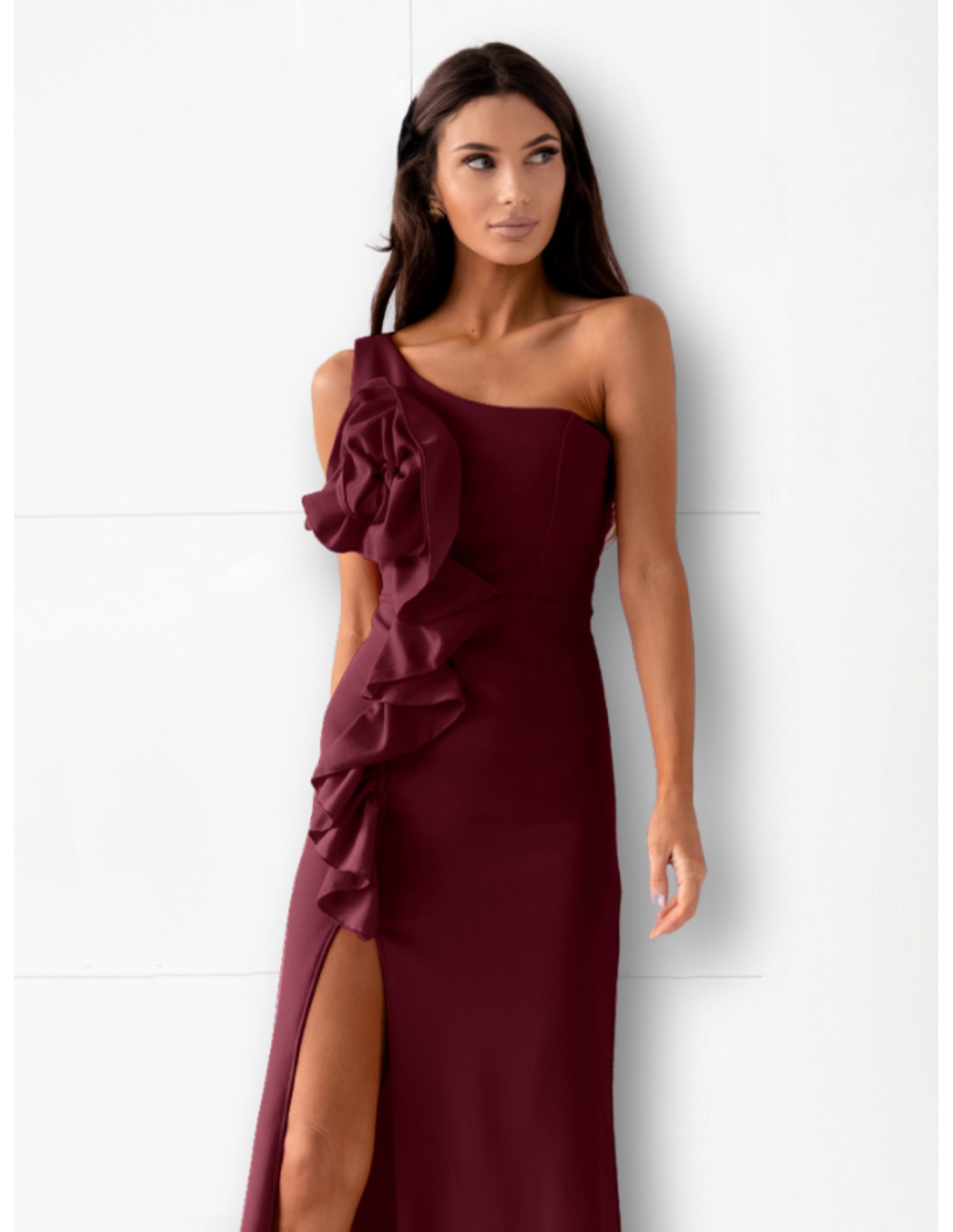 Stylowa maxi sukienka na jedno ramię LIRIA - bordowa