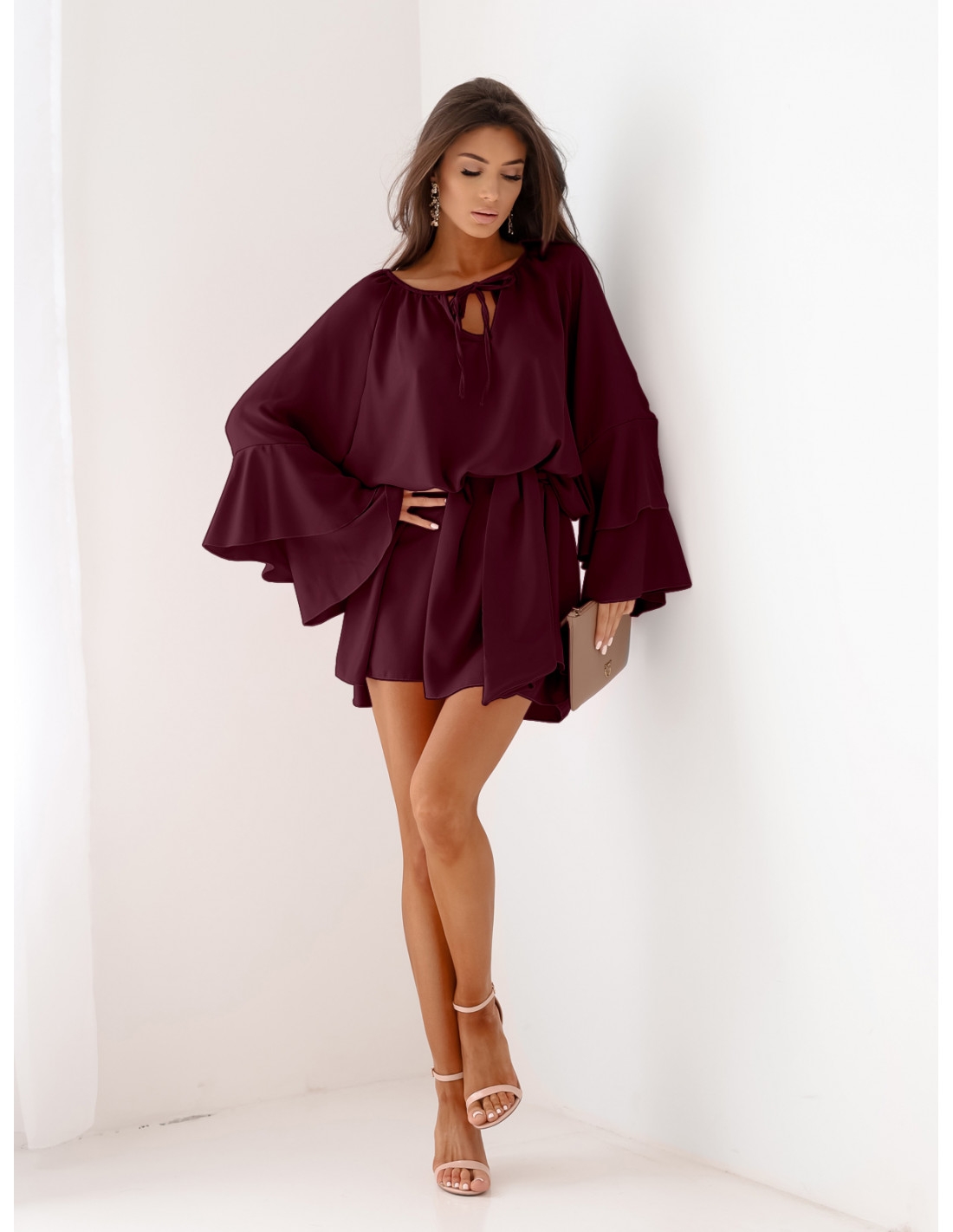 Sukienka oversize z falbanami na rękawach ZUMA - bordowa