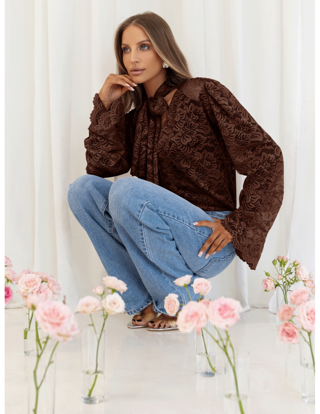 Koronkowa bluzka z ozdobnym wiązaniem MISTY - czekoladowa