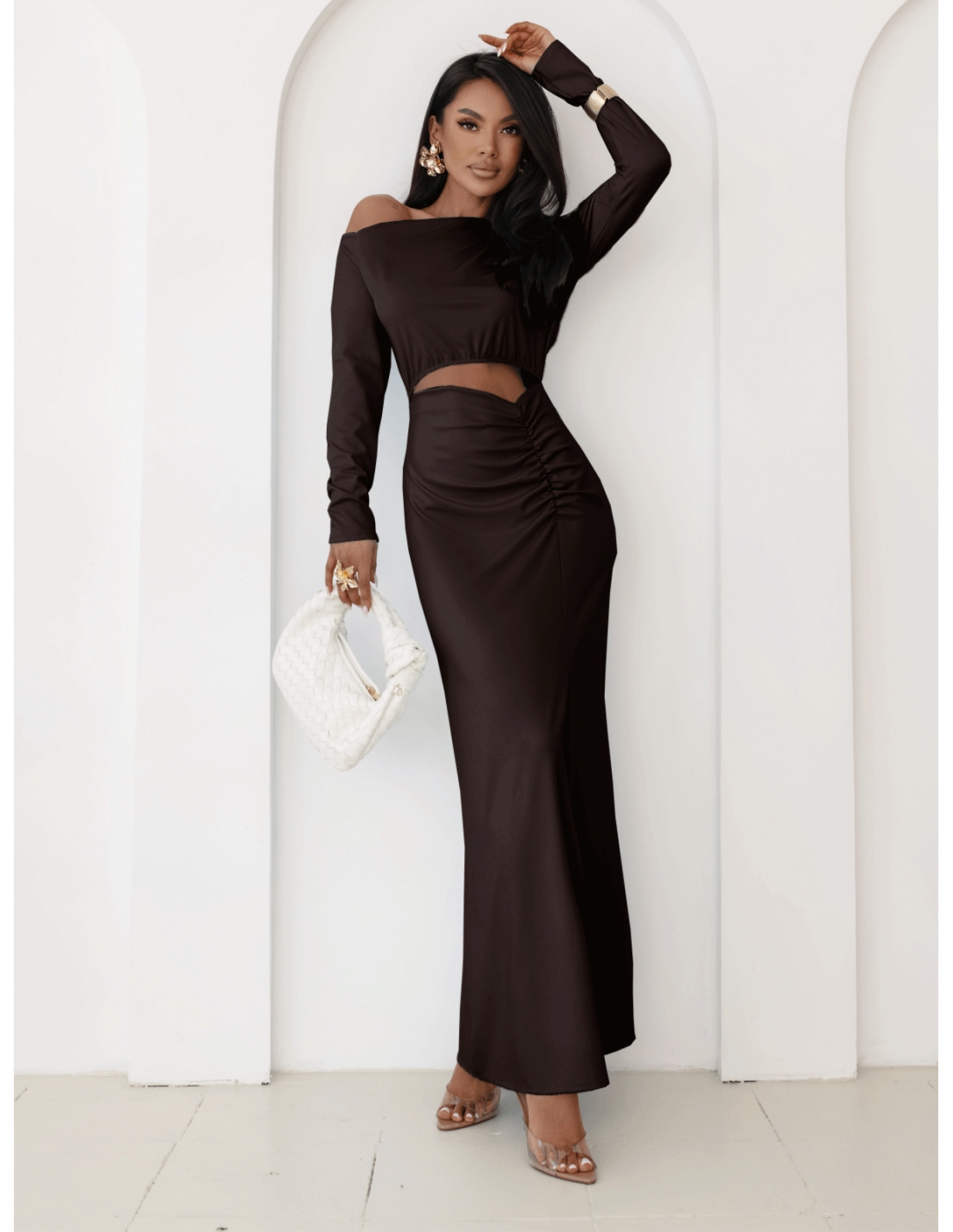 Sukienka maxi z marszczeniem i rozcięciem ERIKA - czekoladowa