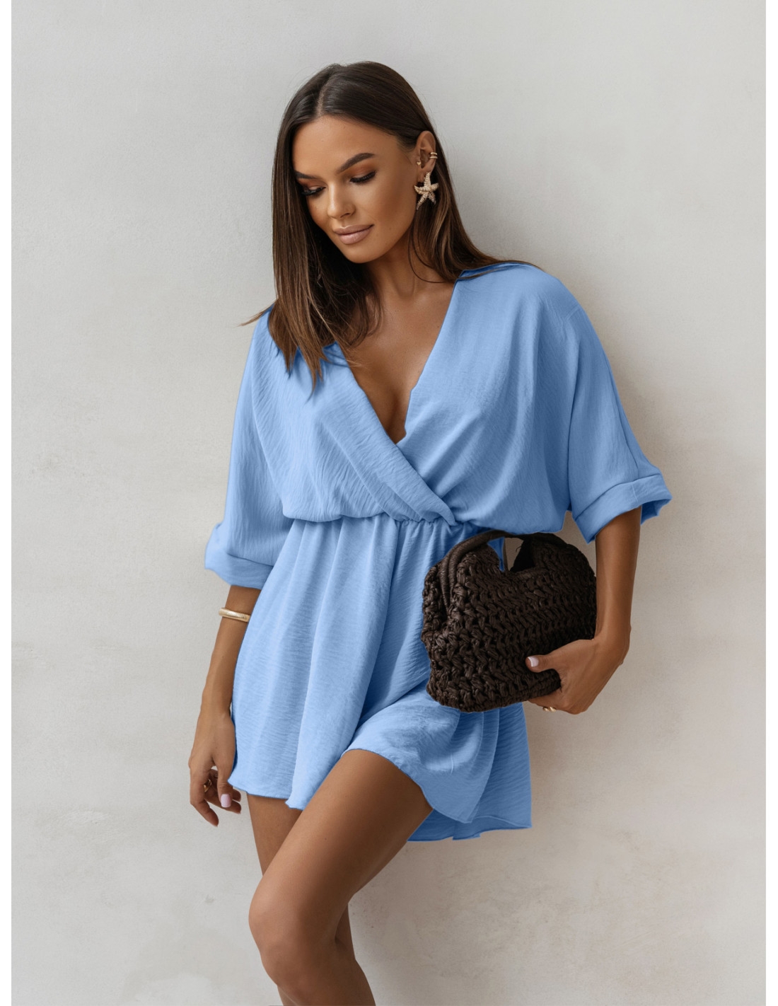 Krótki kombinezon z przekładanym dekoltem VILL - błękitny