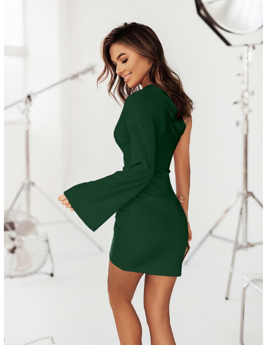 Elegancka sukienka na jedno ramię - AMALIBA - butelkowa zieleń