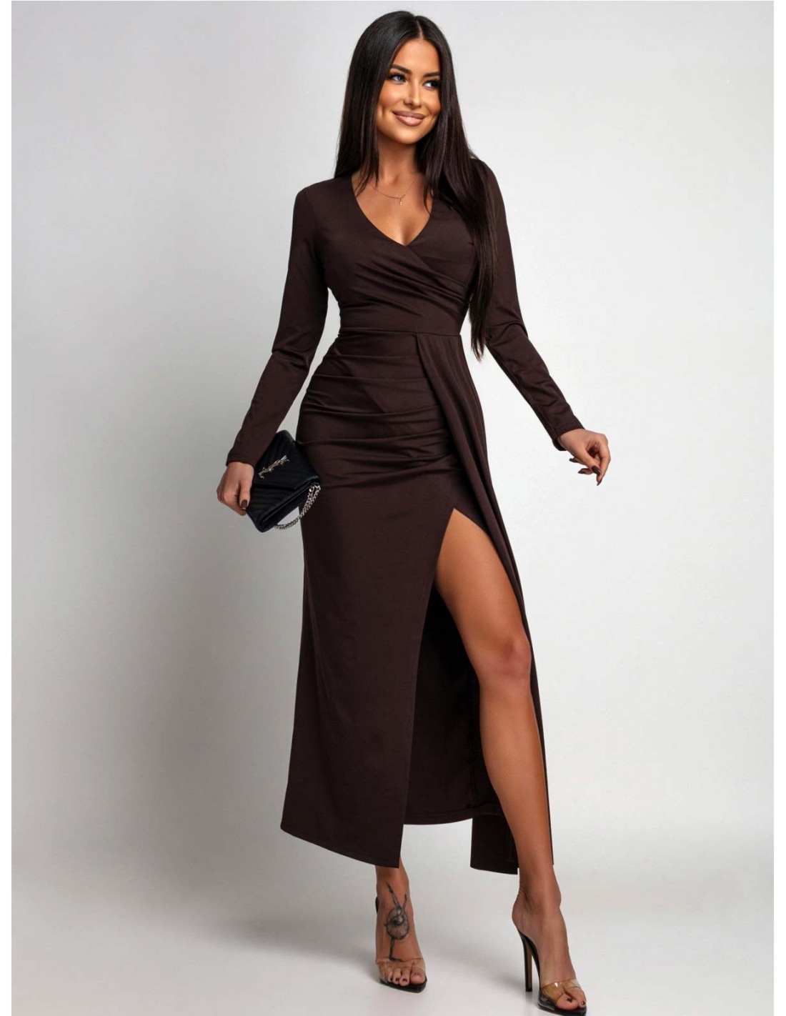 Dopasowana maxi sukienka z szarfą JETRA - czekoladowa