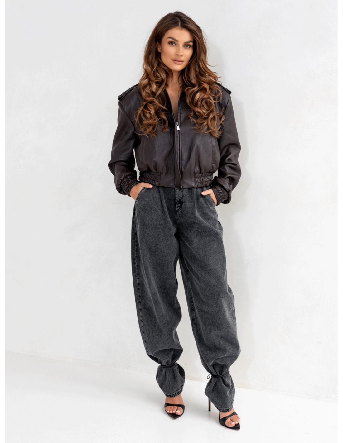 Krótka kurtka bomberka z eko-skóry NARIEL - czekoladowa