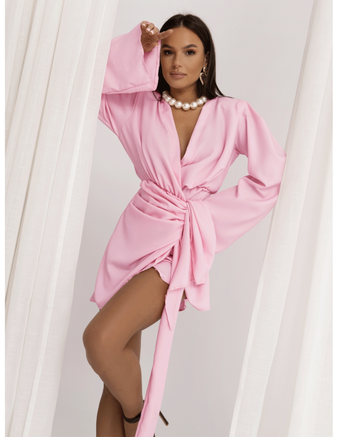 Przekładana sukienka z szerokimi rękawami MELORA - pudrowy róż