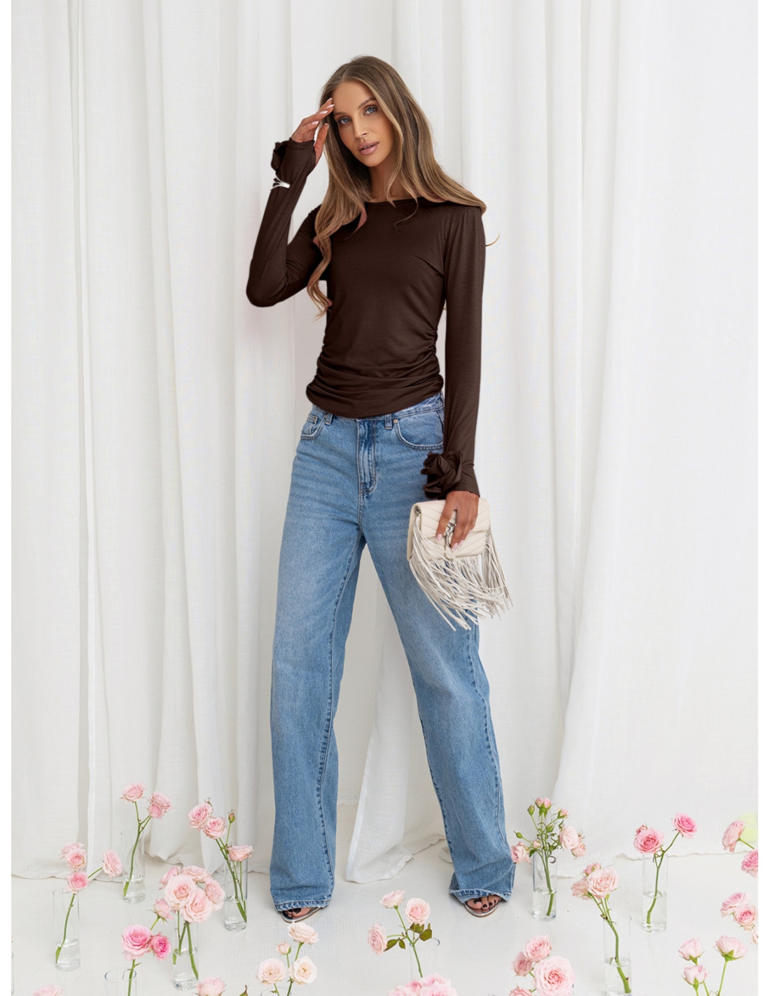 Wiskozowa bluzka z ozdobnymi różami JARISA - czekoladowa