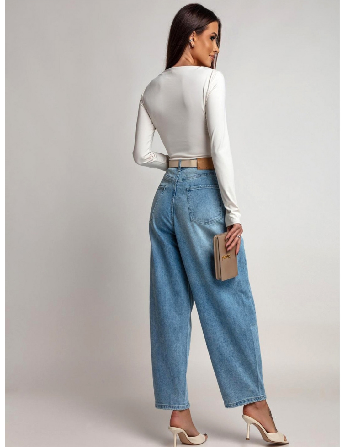 Dopasowana bluzka z ozdobną klamrą CLEMENTE - beżowa