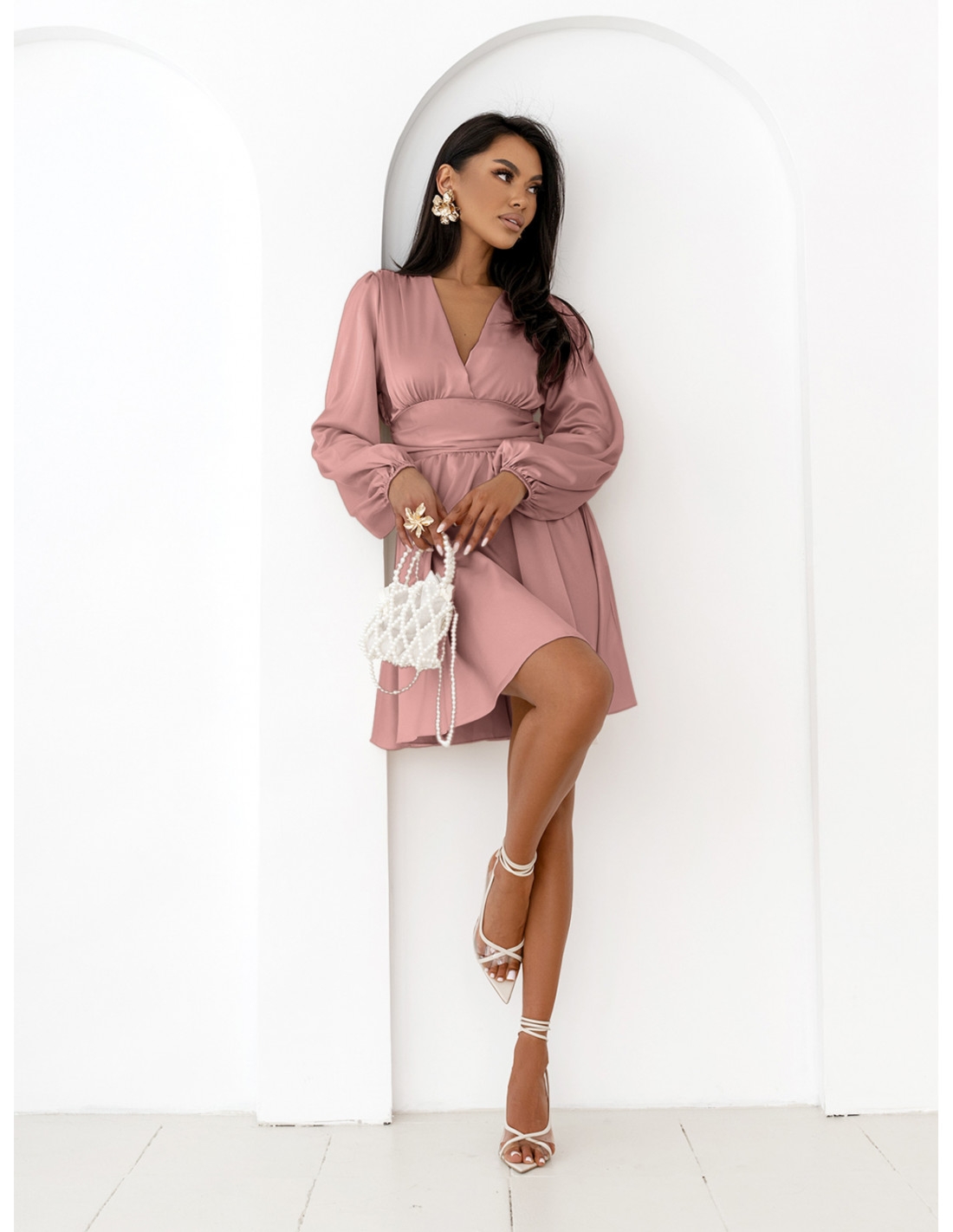 Rozkloszowana satynowa sukienka mini ALDANA - brudny róż