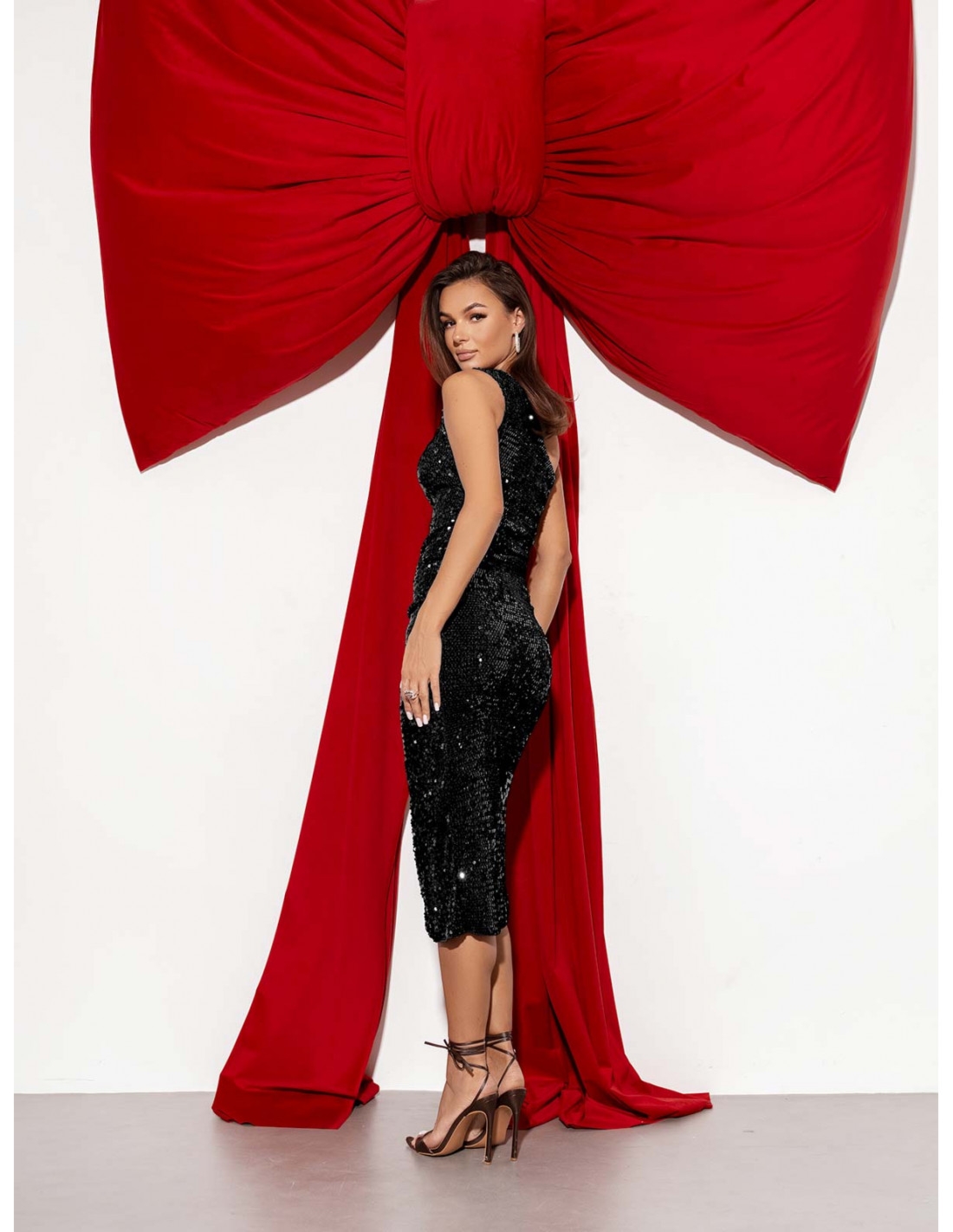 Cekinowa sukienka midi na jedno ramię SERENI - czarna