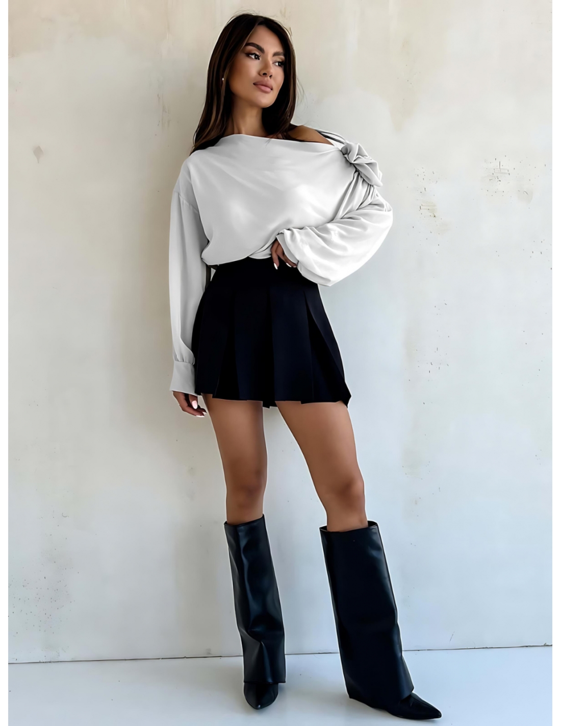 Elegancka bluzka z ozdobnym kwiatem LOUISA - biała