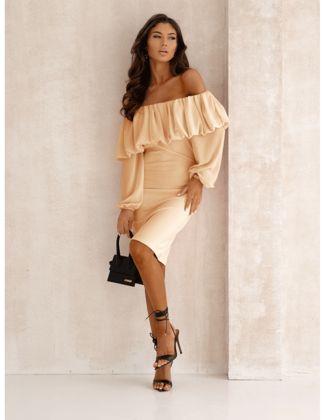 Modna sukienka hiszpanka z falbaną MALLIE - beżowa