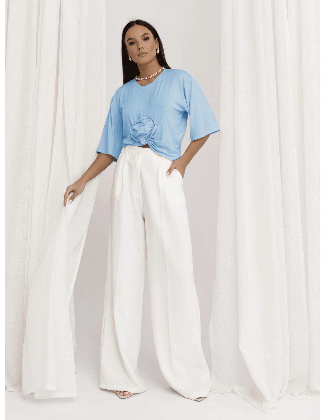 Wiskozowy t-shirt z ozdobną róża CRESSIDA - błękitna