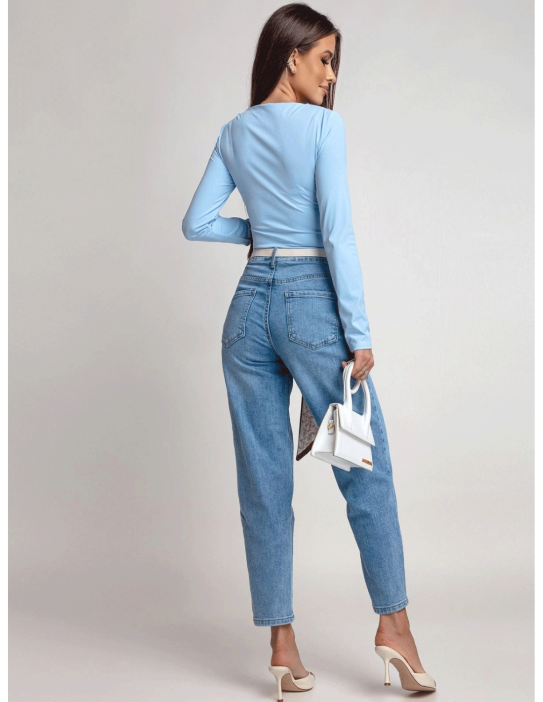 Dopasowana bluzka z ozdobną klamrą CLEMENTE - błękitna