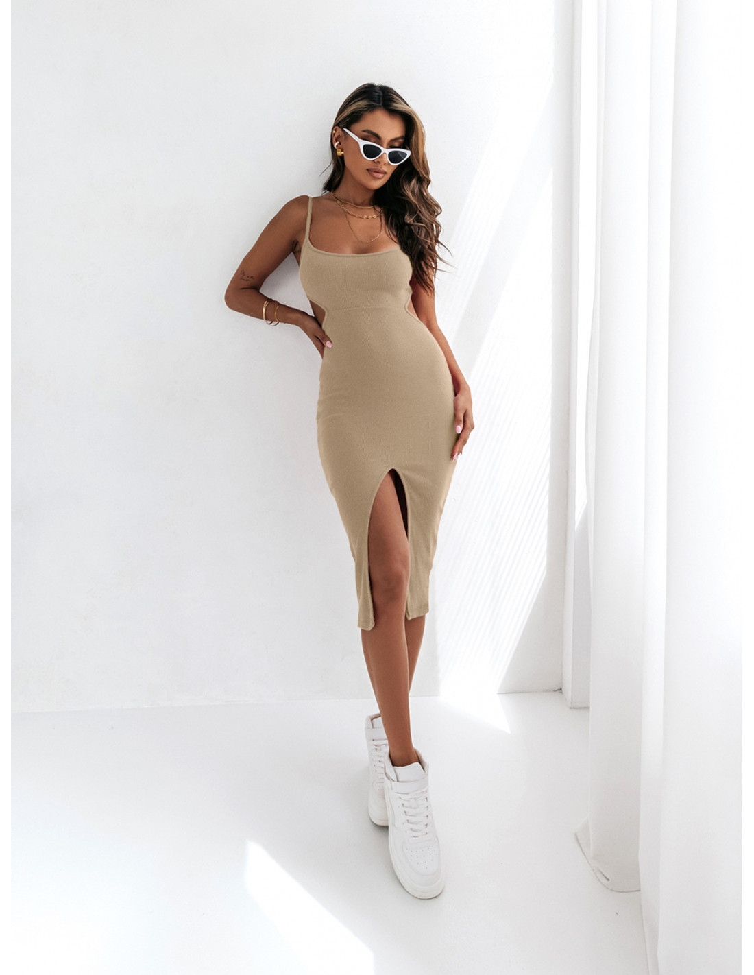 Midi sukienka z wycięciem na plecach CHELSEA - beżowa